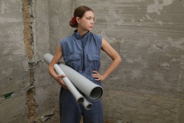 Banyoya PVC boru kanalizasyon sistemi kurma işlemi, DIY ev yenileme