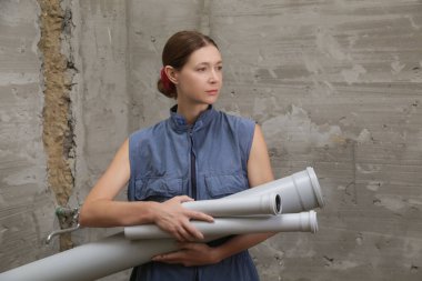 Banyoya PVC boru kanalizasyon sistemi kurma işlemi, DIY ev yenileme