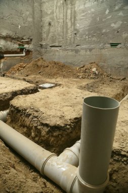 Banyoya PVC boru kanalizasyon sistemi kurma işlemi, DIY ev yenileme
