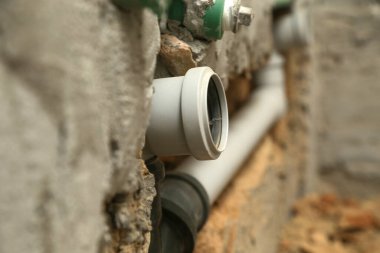 Banyoya PVC boru kanalizasyon sistemi kurma işlemi, DIY ev yenileme