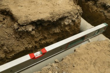 Banyoya PVC boru kanalizasyon sistemi kurma işlemi, DIY ev yenileme