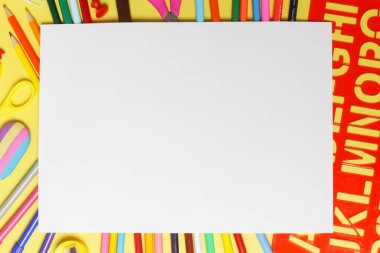 Sarı arka planda çeşitli ofis ve okul malzemeleriyle okul konseptine geri dönelim..