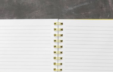 Açılmış sayfaları olan boş bir kağıt defterini kapat