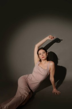 Stüdyo fotoğrafları, zarif bej Maxi elbiseli kadın modeller.