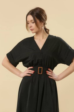 Yumuşak pamuklu siyah Midi elbiseli genç kadın modelin seri fotoğrafları..