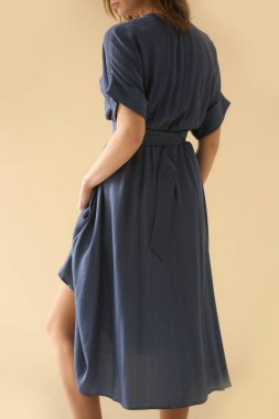 Yumuşak pamuklu Midi elbiseli genç bir kadının stüdyo fotoğrafları..