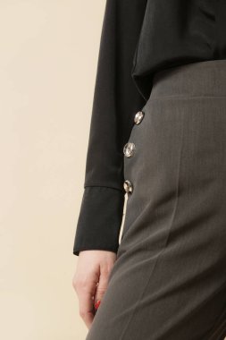 Stüdyo fotoğrafları, basit rahat iş kıyafetleri, pamuk siyah gömlek ve gri pantolon giyen genç kadın modeller.