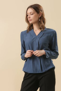 Pamuk kot gömlek giyen kadın model ve csual siyah pantolon giyen. Moda stüdyosu çekimi.