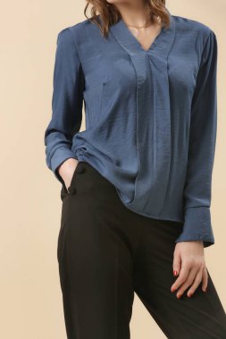 Pamuk kot gömlek giyen kadın model ve csual siyah pantolon giyen. Moda stüdyosu çekimi.