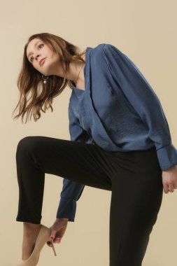 Pamuk kot gömlek giyen kadın model ve csual siyah pantolon giyen. Moda stüdyosu çekimi.