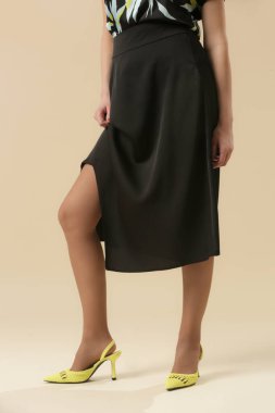 Zamansız Midi eteği giyen kadın model. Moda stüdyosu çekimi.