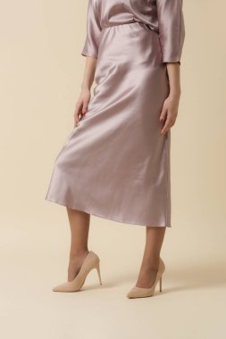 Zamansız Midi eteği giyen kadın model. Moda stüdyosu çekimi.