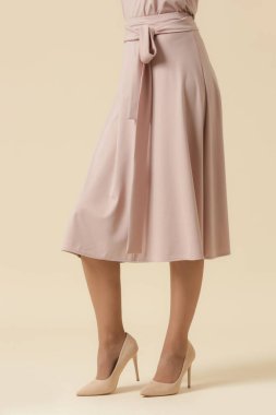 Zamansız Midi eteği giyen kadın model. Moda stüdyosu çekimi.