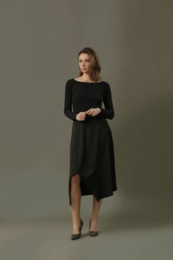 Stüdyo fotoğraflarından oluşan siyah bir model. 