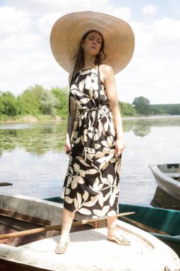 Uzun yaz elbiseli kadın kırsalda günün tadını çıkarıyor.