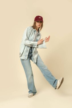 Modern gündelik kıyafet, kot pantolon, beyaz atlet ve kot tişört giymiş bir kadının seri fotoğrafları..