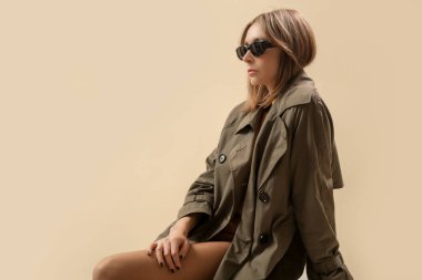 Klasik yeşil trençkotlu kadın resimleri serisi, klasik sonbahar moda ürünü..