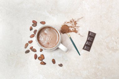 Farklı sunumlarda kakao, sıcak içecek, fasulye, toz ve çikolata.