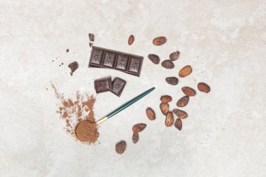 Farklı sunumlarda kakao, fasulye, toz ve çikolata