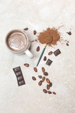 Farklı sunumlarda kakao, sıcak içecek, fasulye, toz ve çikolata.