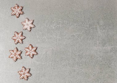 Kar taneleri mermer zemin üzerinde Noel kurabiyeleri şekillendirir, fotokopi alanı ile üst manzara