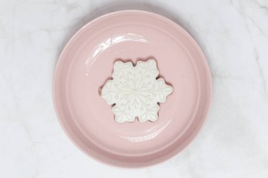 Lezzetli ev yapımı zencefilli kurabiye tabağı, üst manzara, noel kutlaması için boş alan, kış tatili tatlıları ve dekorasyon konsepti.