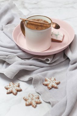 Noel kurabiyeleri ve çikolatalı süt kupası, kış tatili tatlısı ve dekorasyon konsepti.