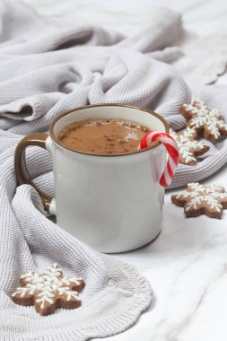 Noel kurabiyeleri ve çubuklu çikolatalı süt kupası. Kış tatili tatlısı ve dekorasyon kavramı.