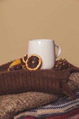 Sıcak kış yaşam tarzı konsepti. Bir fincan sıcak içecek ve sıcak örgü elbiseler..