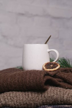 Sıcak kış yaşam tarzı konsepti. Bir fincan sıcak içecek ve sıcak örgü elbiseler..