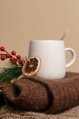 Sıcak kış yaşam tarzı konsepti. Bir fincan sıcak içecek ve sıcak örgü elbiseler..