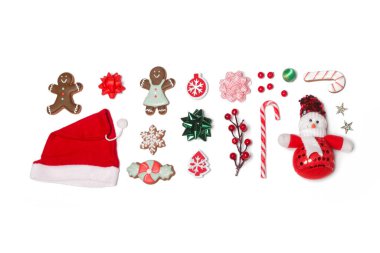 Beyaz arka planda izole edilmiş Noel dekorasyonu unsurları. Noel, kış tatili, yeni yıl konsepti.