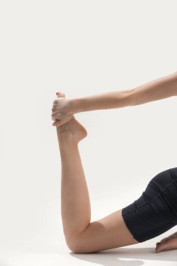 Yoga pozisyonlarını, refahı ve kişisel bakım kavramlarını geliştiren genç bir kadın.