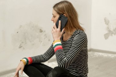 Stresli kadın tamirci çağırıyor. Bakım ve ev inşaatı. 