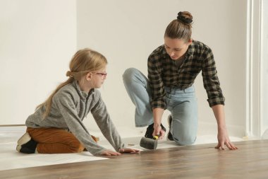 Anne ve küçük kızı evi yenilemek ve yenilemek için birlikte çalışıyorlar.