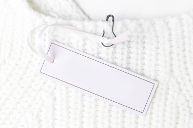 Giyim ürününün fiyat etiketini kapat. Giysilerdeki boş etiket modeli. Moda endüstrisi ve perakende konsepti.