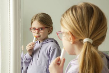 Aynada kendine bakan güzel bir kızın portresi.