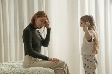 Stresli anne çığlık atan inatçı kız için umutsuz hissediyor..