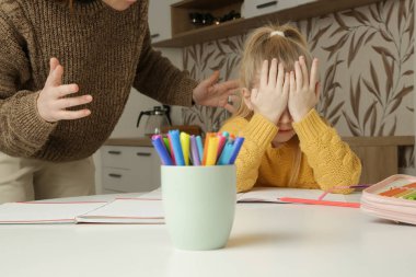 Yorgun ilkokul kızı, zor bir görevle, mutfak masasında oturarak ev ödevi yapmaktan yoruldu. Evde eğitim, evde eğitim kavramı.