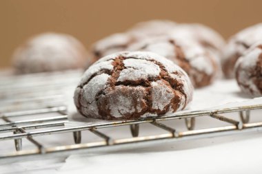Kırsal, havalı, çikolatalı, pudra şekerli kurabiye.