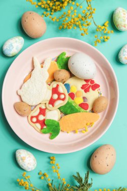 Tatlı ve tereyağlı Paskalya şekerli kurabiyeler, çeşitli şekillerde şirin ince ev yapımı bisküviler.