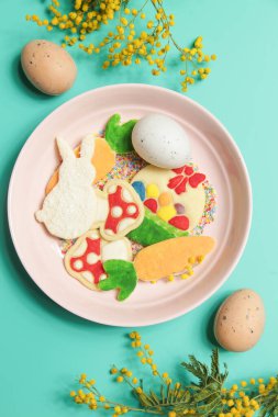 Tatlı ve tereyağlı Paskalya şekerli kurabiyeler, çeşitli şekillerde şirin ince ev yapımı bisküviler.