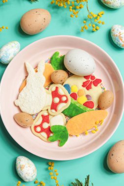 Tatlı ve tereyağlı Paskalya şekerli kurabiyeler, çeşitli şekillerde şirin ince ev yapımı bisküviler.