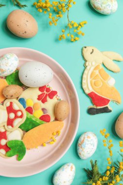 Tatlı ve tereyağlı Paskalya şekerli kurabiyeler, çeşitli şekillerde şirin ince ev yapımı bisküviler.