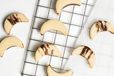 Çıtır çıtır ay kurabiyeleri ve kakao dolgulu