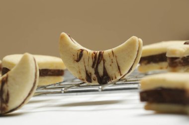 Çıtır çıtır ay kurabiyeleri ve kakao dolgulu