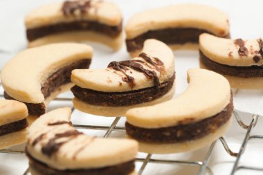 Çıtır çıtır ay kurabiyeleri ve kakao dolgulu