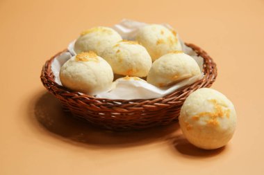 Eşsiz, lezzetli, hafif, portakal aromalı yumuşak kurabiyeler. Bayram ziyafeti tepsisi için mükemmel bir ekleme!