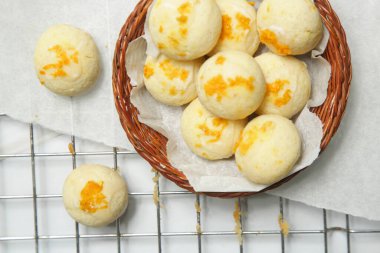 Eşsiz, lezzetli, hafif, portakal aromalı yumuşak kurabiyeler. Bayram ziyafeti tepsisi için mükemmel bir ekleme!