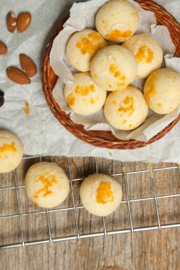 Eşsiz, lezzetli, hafif, portakal aromalı yumuşak kurabiyeler. Bayram ziyafeti tepsisi için mükemmel bir ekleme!